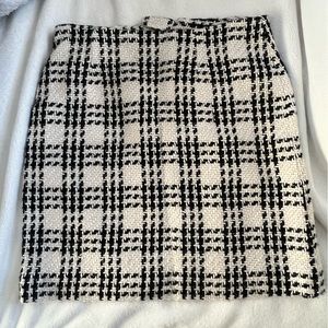 Boston Proper white and black knit skirt.